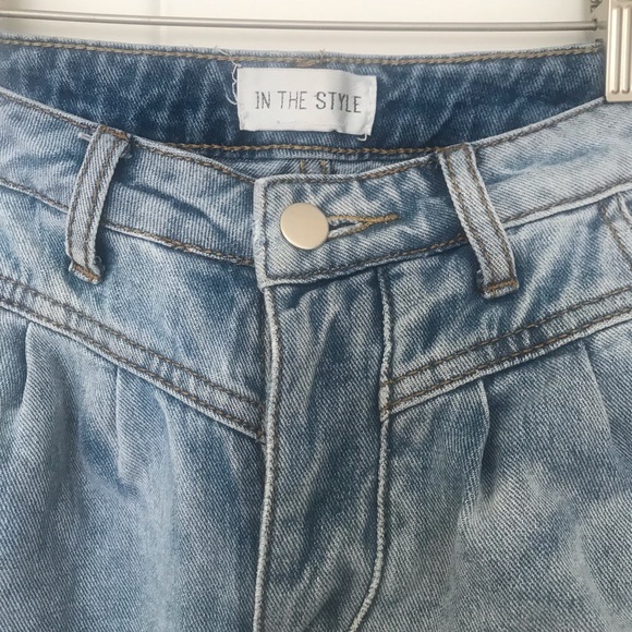 High rise butt fly cropped jeans. - Picture 8 of 9